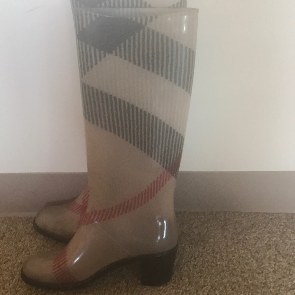 Burberry 100% authentic rain boots heel